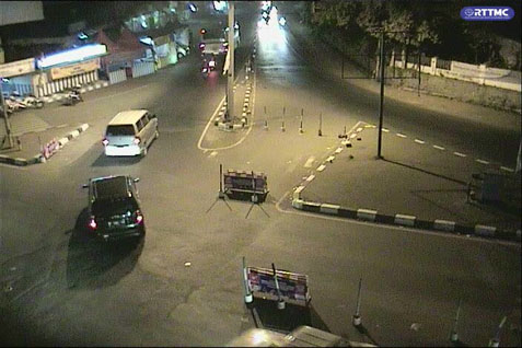  LIBUR LEBARAN: Pedagang Oleh-Oleh di Simpang Jomin Karawang Sedih
